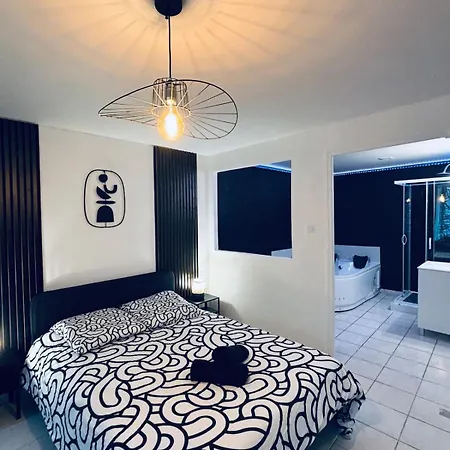 Room-jacuzzy-beziers شقة *